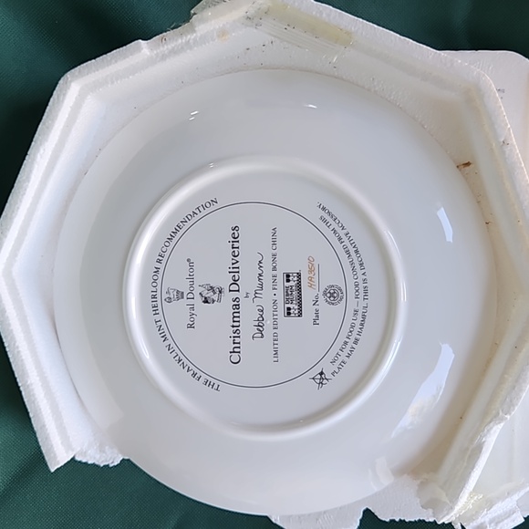 Royal Doulton Debbie Mumm Christmas Plate - Picture 2 of 3